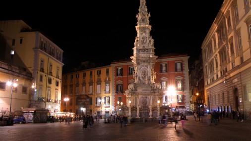 Piazza-del-Ges-notte-diario-partenopeo-506x285