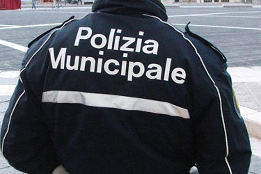 Polizia_Municipale_di_spalle
