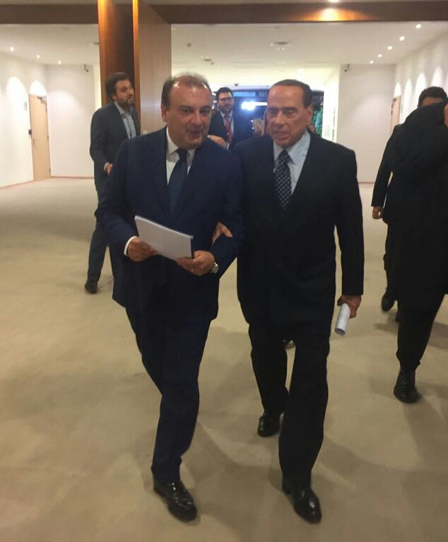 Silvio_Berlusconi_con_Fulvio_Martusciello_al_Parlamento_Europeo