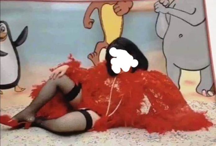 bambina napoletana vestita a carnevale da prostituta