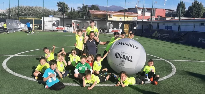 O projeto europeu Erasmus + Sport “Rebokin – Vamos remover fronteiras com Kin-Ball” concluído em Nápoles – Napoli Village