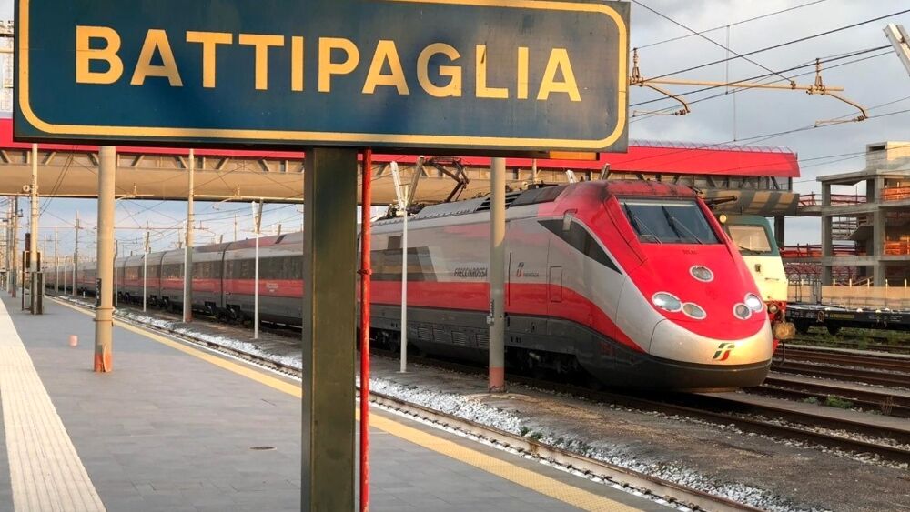 Trenitalia, Campania: circolazione ferroviaria sospesa tra Salerno e  Battipaglia per interventi di manutenzione all'infrastruttura - Napoli  Village - Quotidiano di Informazioni Online
